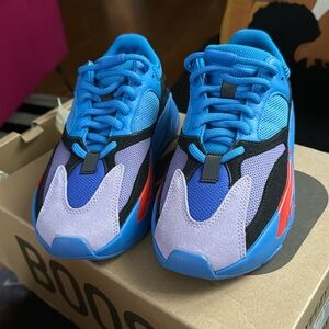 NWOT Yeezy Boost 700